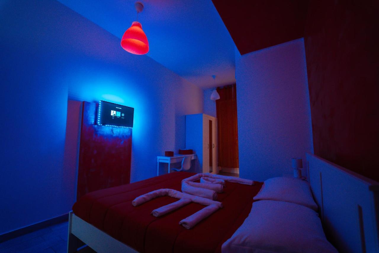 O Vic' Stritt' Hotel เนเปิลส์ ภายนอก รูปภาพ