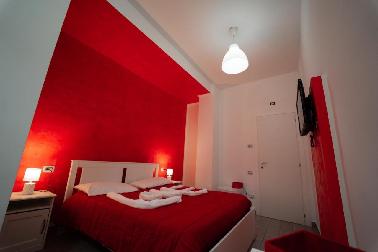 O Vic' Stritt' Hotel เนเปิลส์ ภายนอก รูปภาพ