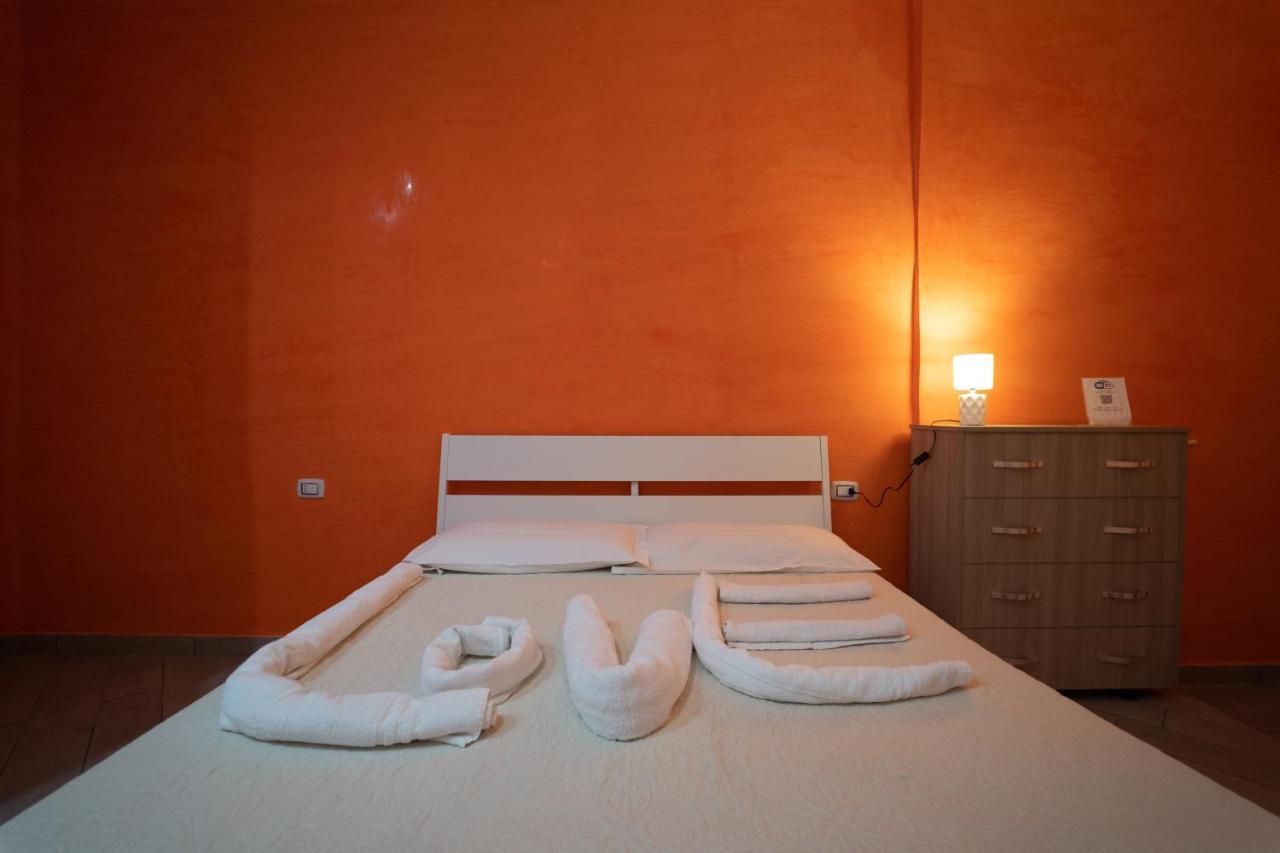 O Vic' Stritt' Hotel เนเปิลส์ ภายนอก รูปภาพ