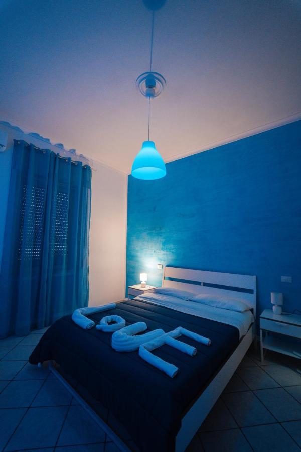 O Vic' Stritt' Hotel เนเปิลส์ ภายนอก รูปภาพ