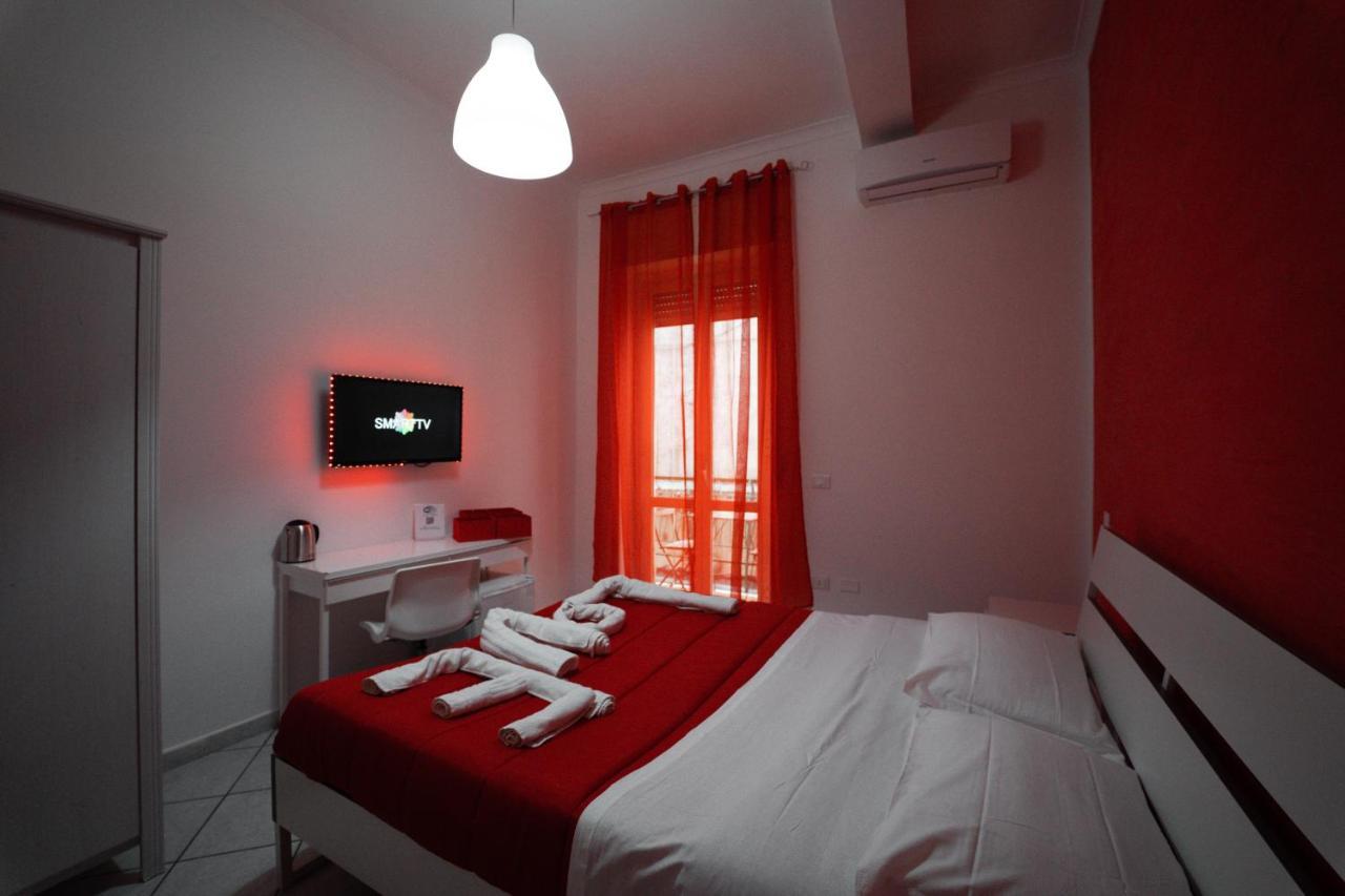 O Vic' Stritt' Hotel เนเปิลส์ ภายนอก รูปภาพ