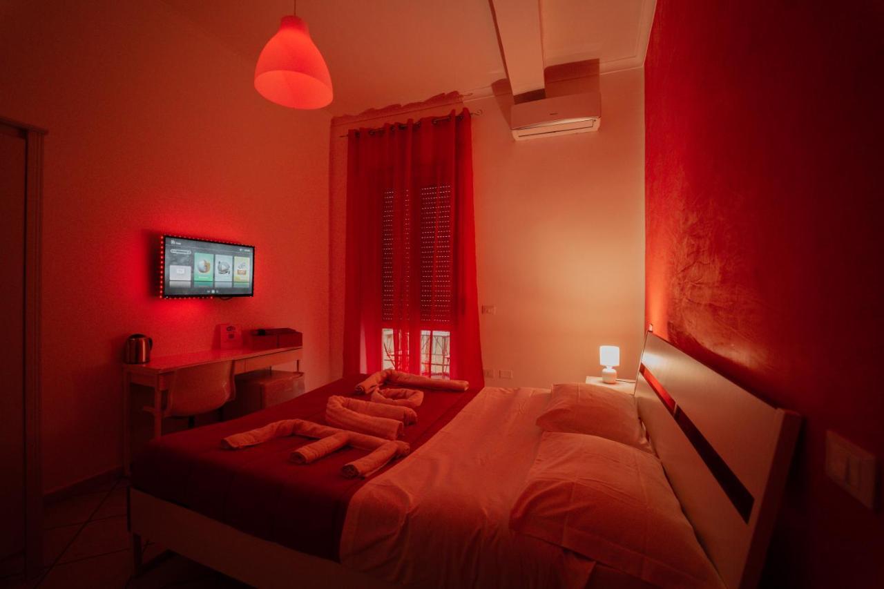 O Vic' Stritt' Hotel เนเปิลส์ ภายนอก รูปภาพ
