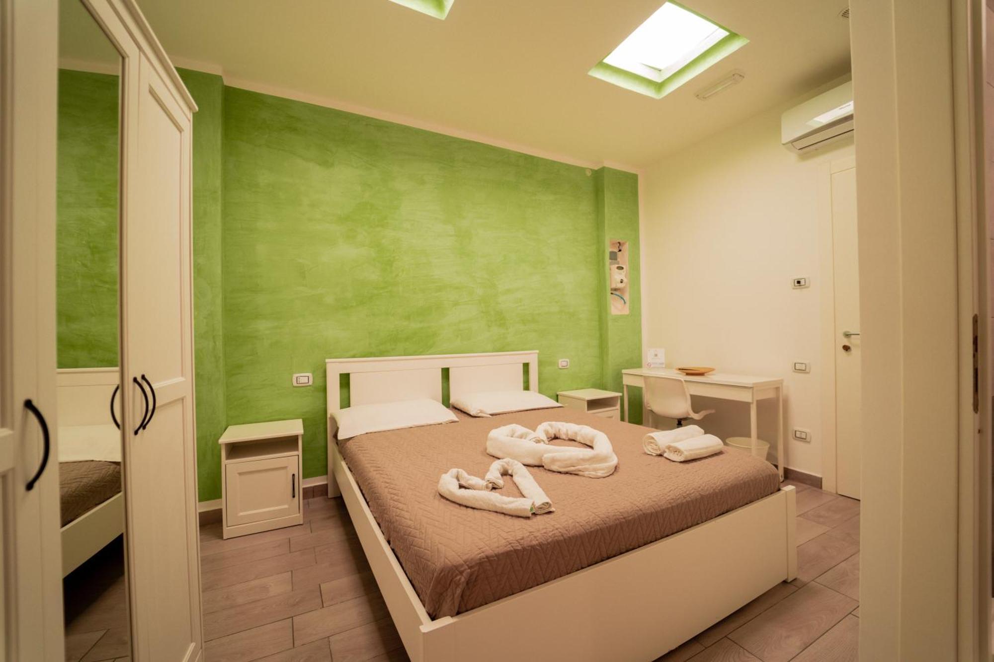 O Vic' Stritt' Hotel เนเปิลส์ ภายนอก รูปภาพ